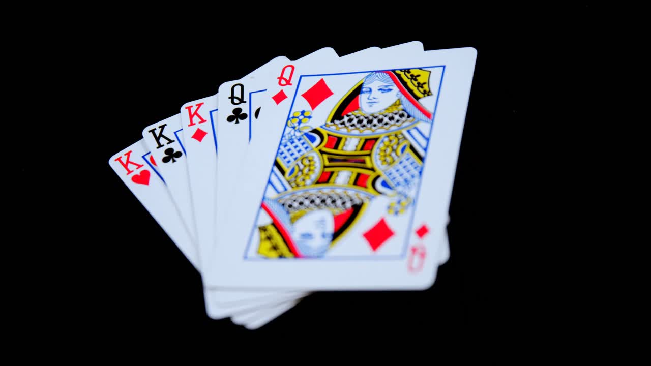Carte da gioco disposte su tavolo da poker 4K