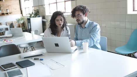 jóvenes colegas reflexivos discutiendo el proyecto