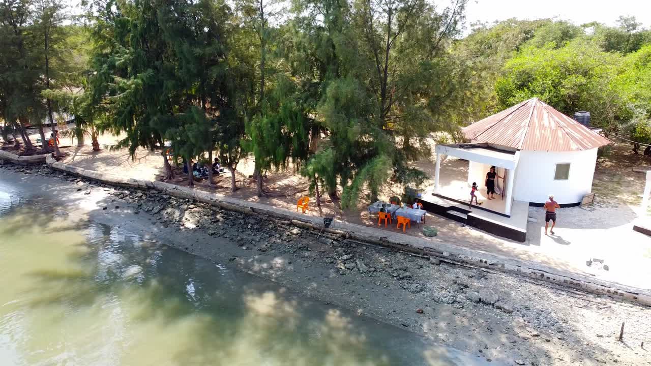 스탈라 어드벤처스의 공중 파노라마 뷰 감비아 강변의 카르톤 서아프리카, 생태 롯지 강변 목적지, 드론 촬영