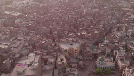 Vista-Aérea-Sobre-Edificios-En-La-Azotea-En-Lahore