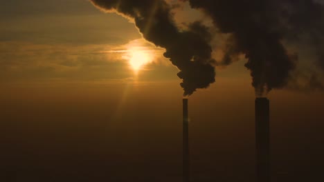 emisiones de la planta de energía vistas sobre la ciudad durante el amanecer