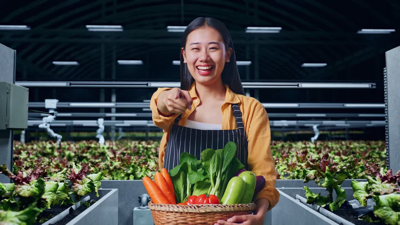 신선한 수확물을 보여주는 행복한 농부