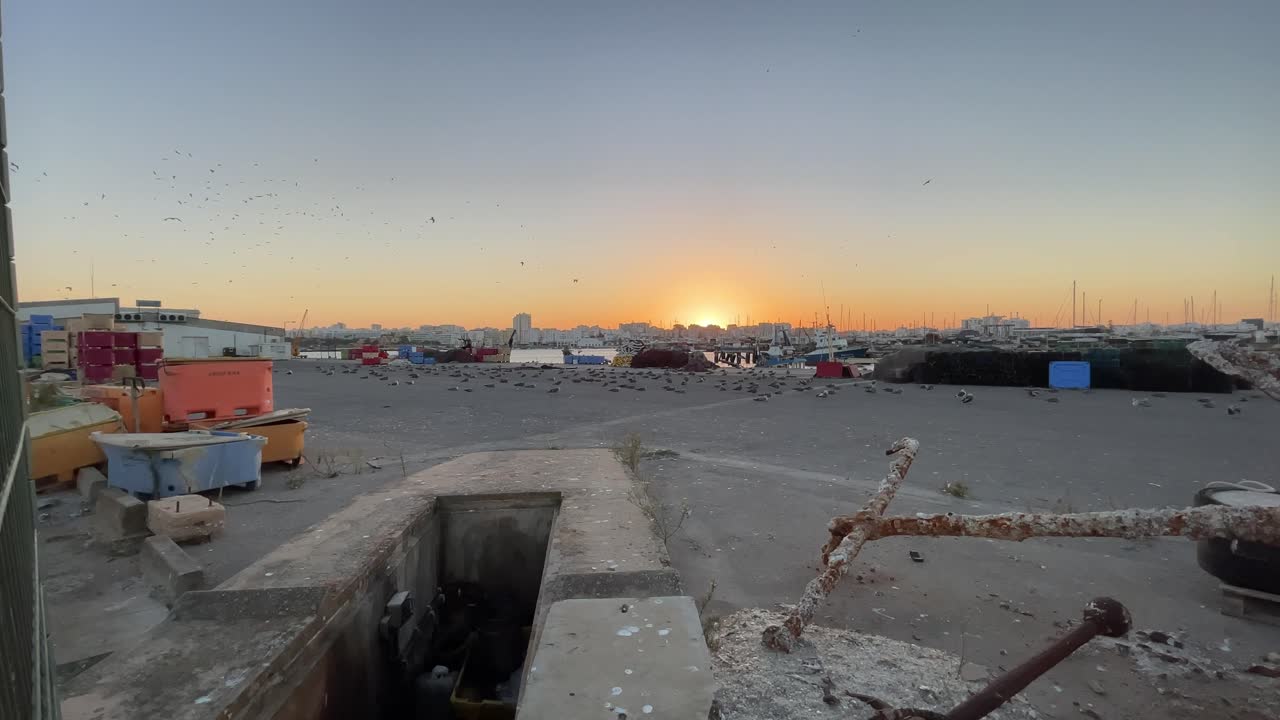 una toma estática de un edificio en construcción durante el día