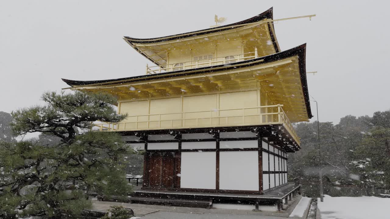 pabellón dorado en kyoto durante la nieve de invierno