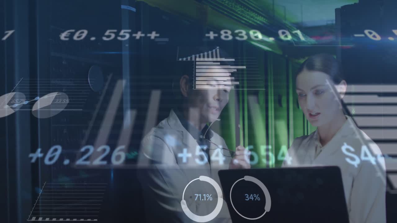 animazione dell'elaborazione dei dati, diversi ingegneri it maschili e femminili con laptop da server computerizzati