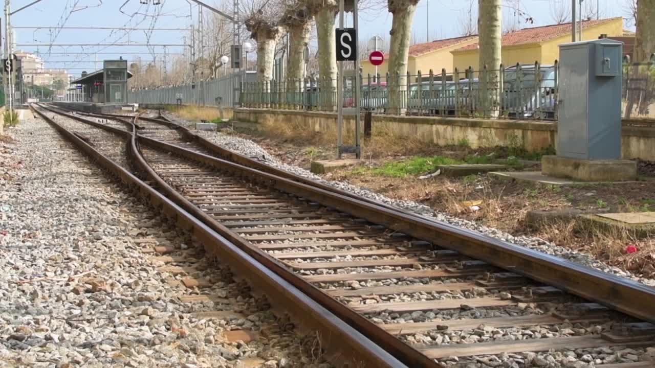 vía del tren que conduce a la estación de tren