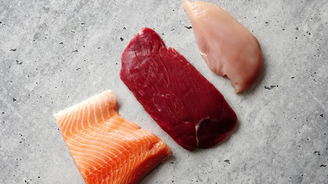 Frisk rå oksebøf, kylling og laksefilet