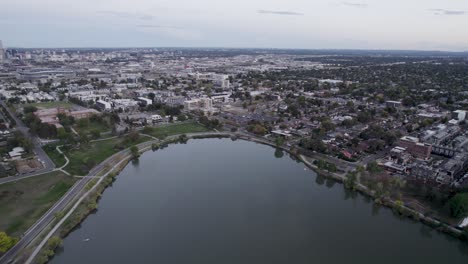 una toma de un dron de 4k de alto vuelo del lago sloan, el lago más grande de la ciudad de denver, colorado, y el hogar del segundo parque más grande en la ciudad, y una miríada de actividades al aire libre