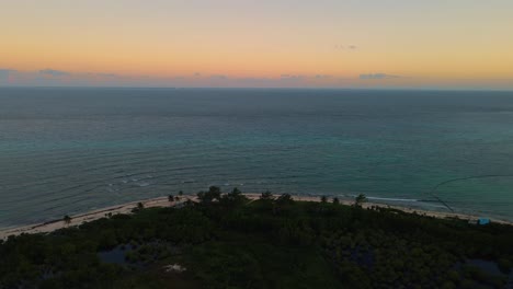 Luftaufnahme-Des-Paradiesischen-Strandes-In-Mexiko-Bei-Sonnenuntergang