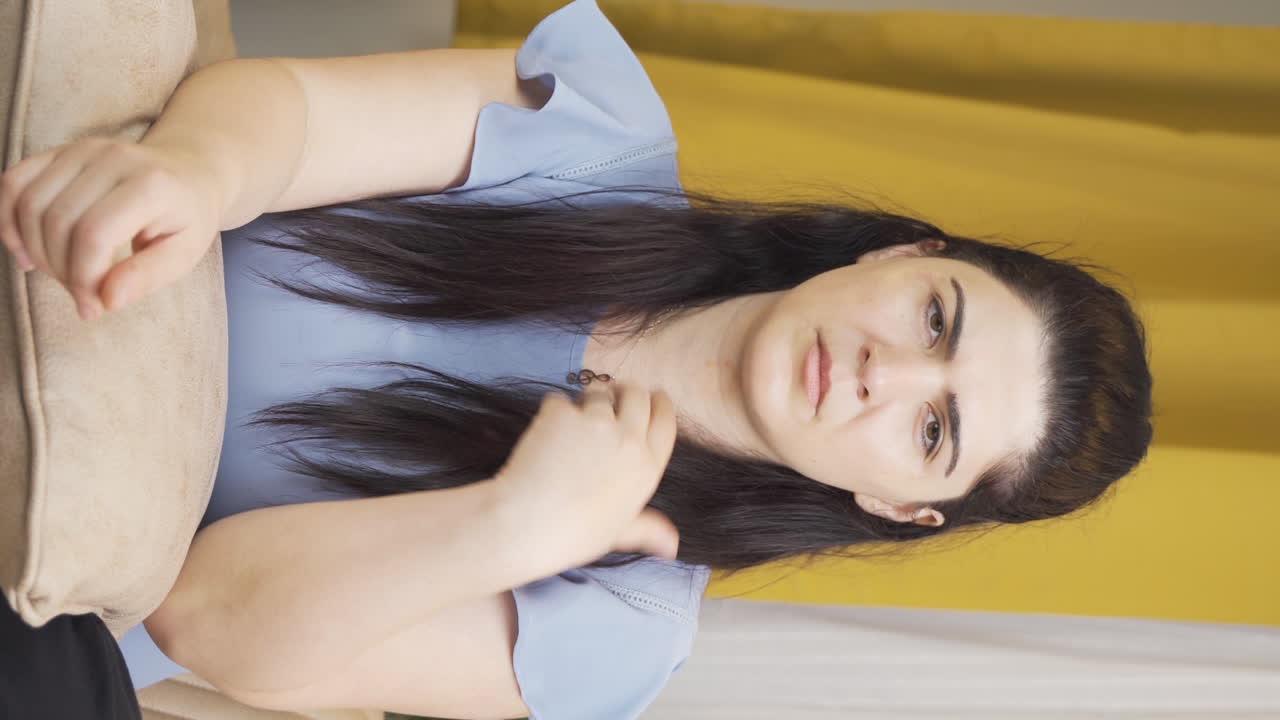 vídeo vertical de la mujer que se cree fea.