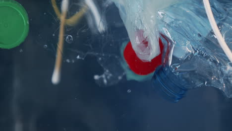 Cerrar-Los-Residuos-Plásticos-Flotando-En-El-Agua