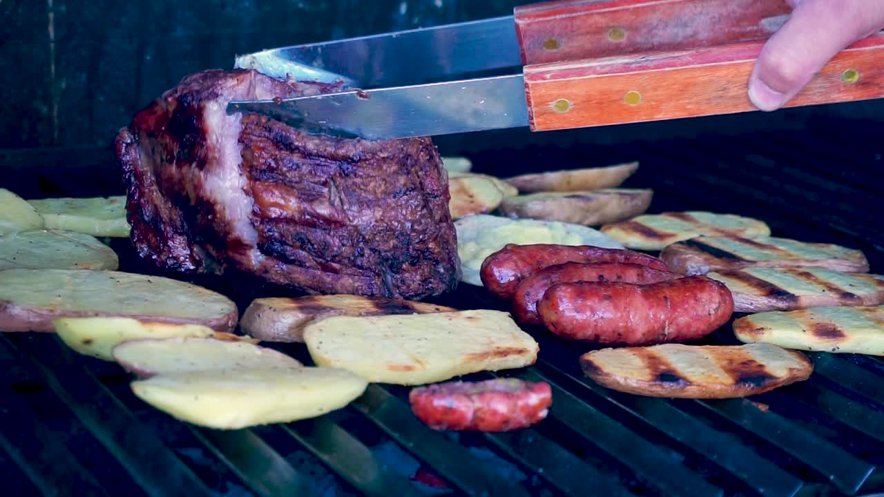 코리조, 치즈, 과테말라 콩 및 김 감자와 함께 은 고기, 흡연 및 맛있는 준비, 여름 계절의 날에 가족이 먹을 준비 [hd1920 x 1080p] fps 29