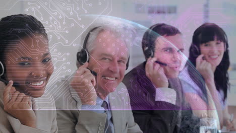 animación del globo y la placa de circuitos informáticos sobre diversas personas de negocios que usan auriculares telefónicos