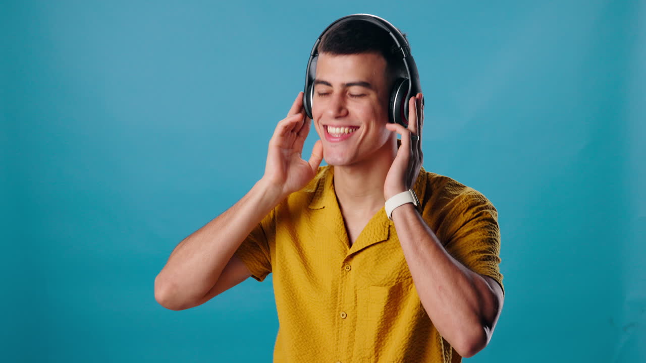 hombre disfrutando de la música con auriculares