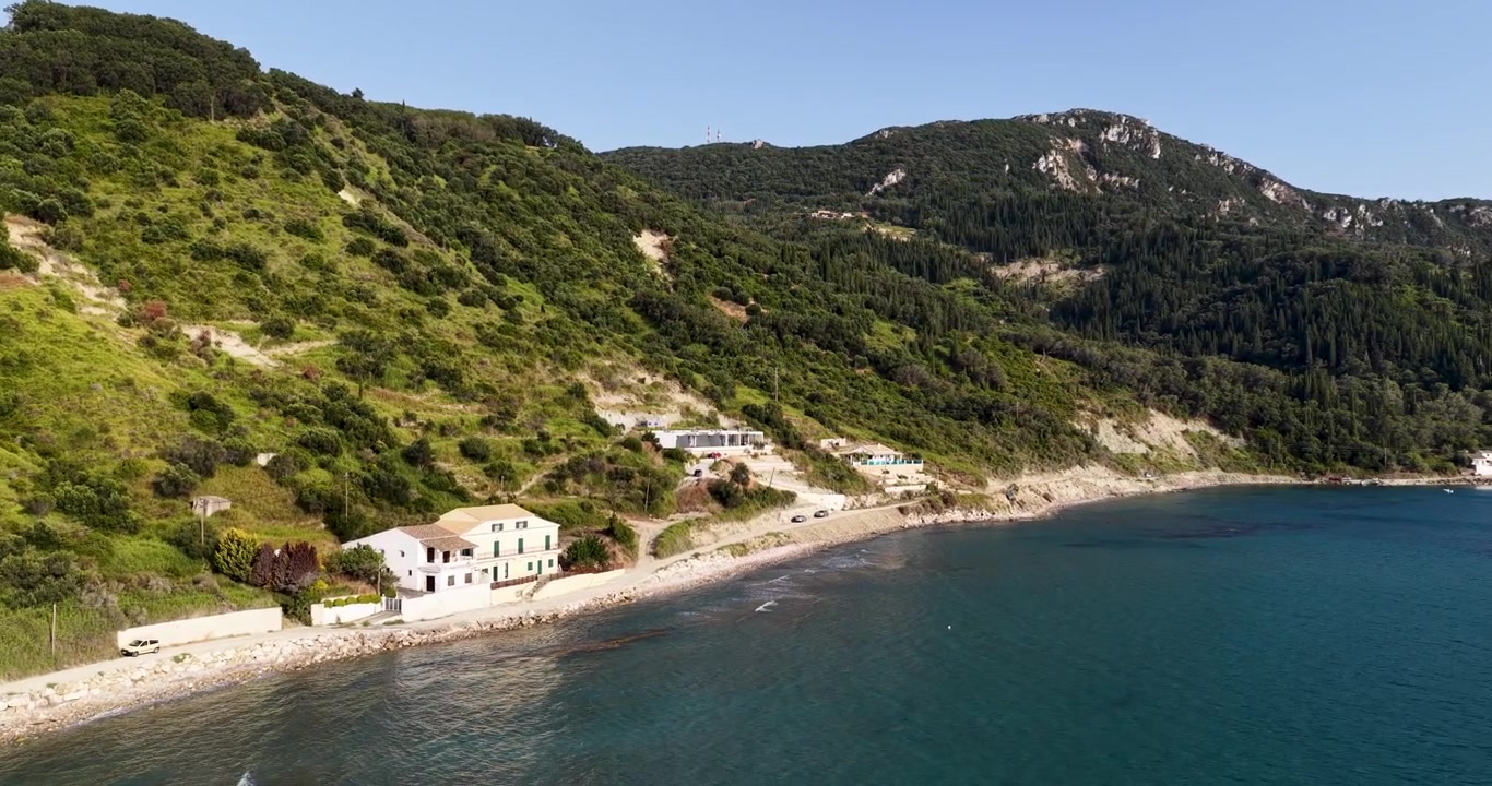 Widok z lotu ptaka na plażę Agios Georgios Pagon na Korfu w Grecji. Złoty piasek, parasole, turkusowe Morze Jońskie, linia brzegowa. Letni kurort wakacyjny, cel podróży