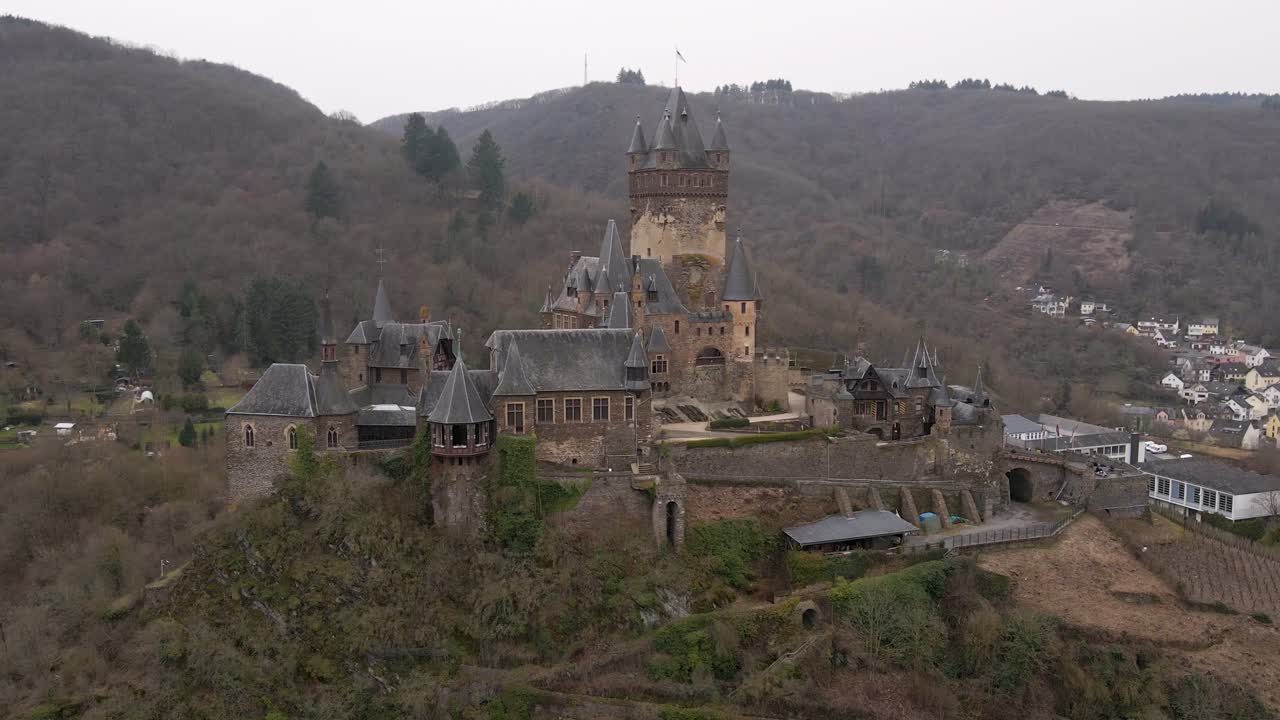 bellas imágenes de drones circulares de cerca del castillo en la ciudad de cochem junto al río moselle en alemania