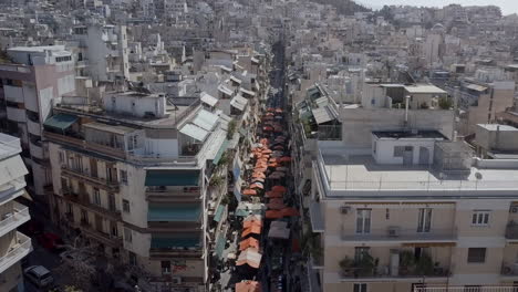 Luftdrohne-Schoss-Entlang-Des-Straßenmarktes-In-Athen,-Griechenland,-Und-Schwenkte-Nach-Unten