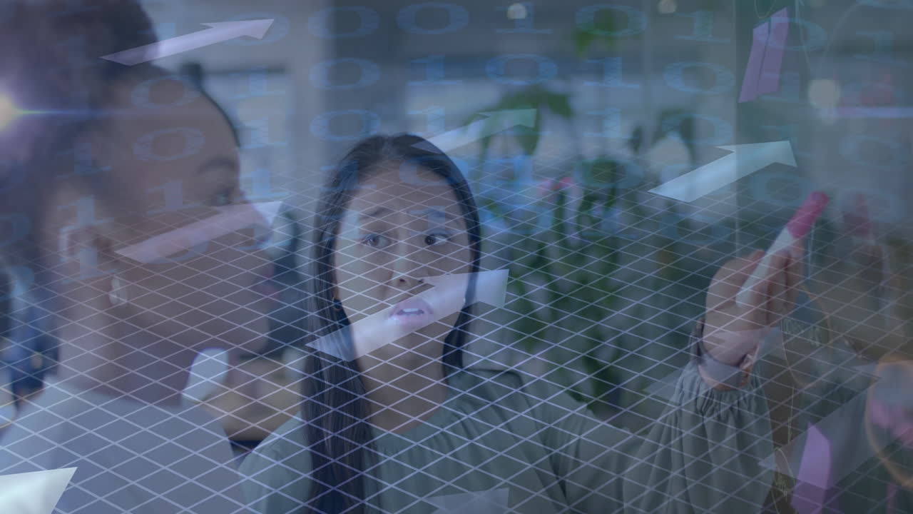 사무실에서 다양한 사업가 여성에 대한 금융 데이터 처리의 활성화