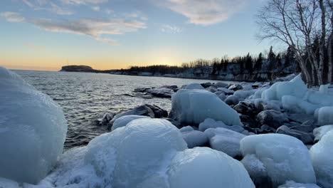 Chico-Haciendo-Senderismo-En-El-Parque-Estatal-Tettegouche-Durante-El-Invierno,-Parques-De-Minnesota