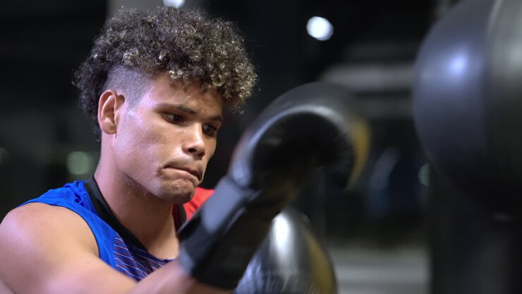 Sessione di allenamento di un uomo che fa boxe