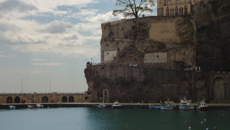 famosa curva en la carretera en amalfi italia a lo largo de la costa y el edificio rocoso
