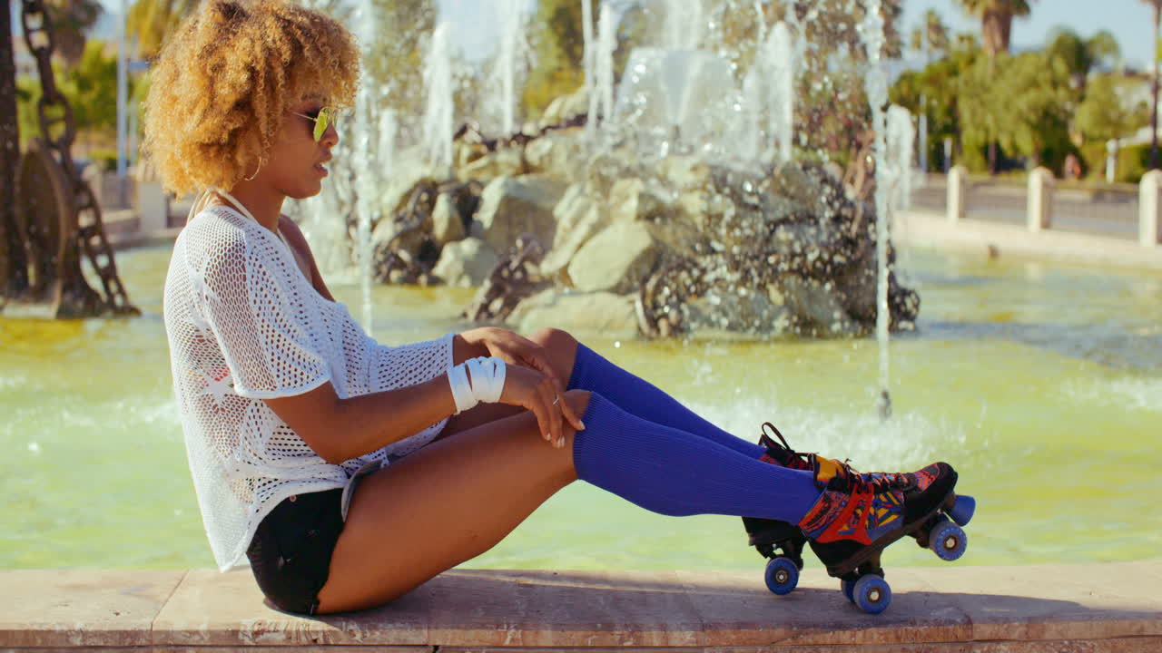 롤러 스케이트를 조정하는 섹시한 소녀