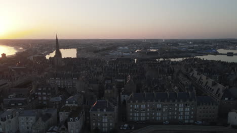 Paisaje-Urbano-De-Saint-malo-Al-Atardecer,-Bretaña-En-Francia