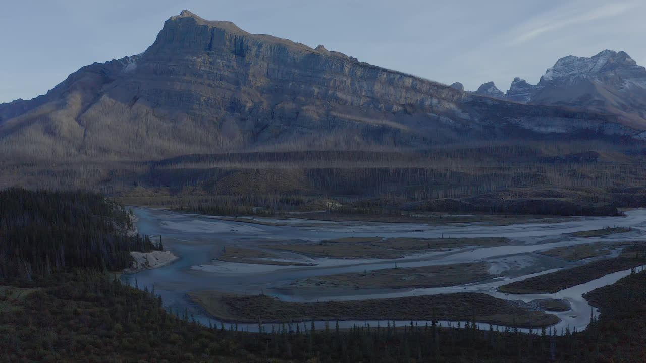 большая альпийская река, извилистая через горные пейзажи, альберта, канада