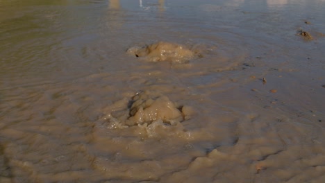 Agua-Fangosa-Que-Sale-De-Una-Tubería-Rota-En-La-Calle-De-Tailandia