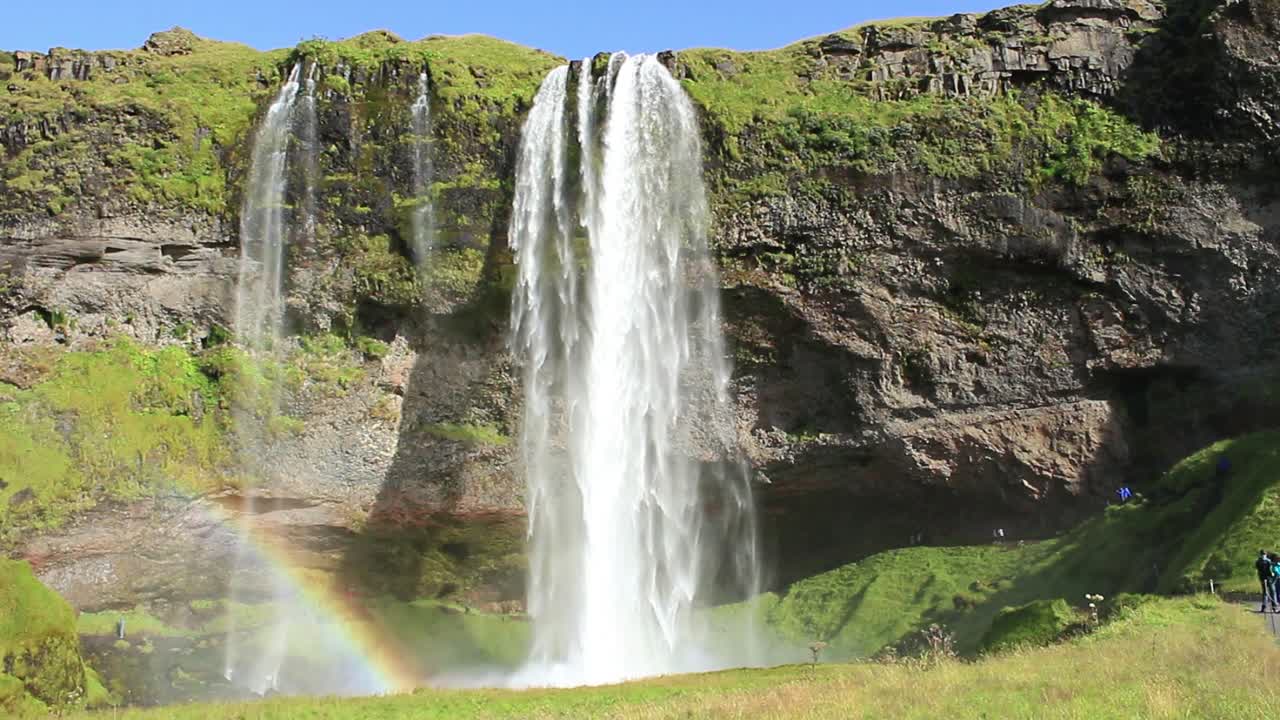 una magnífica cascada islandesa, famosa atracción turística, seljalandsfoss en el sur de islandia