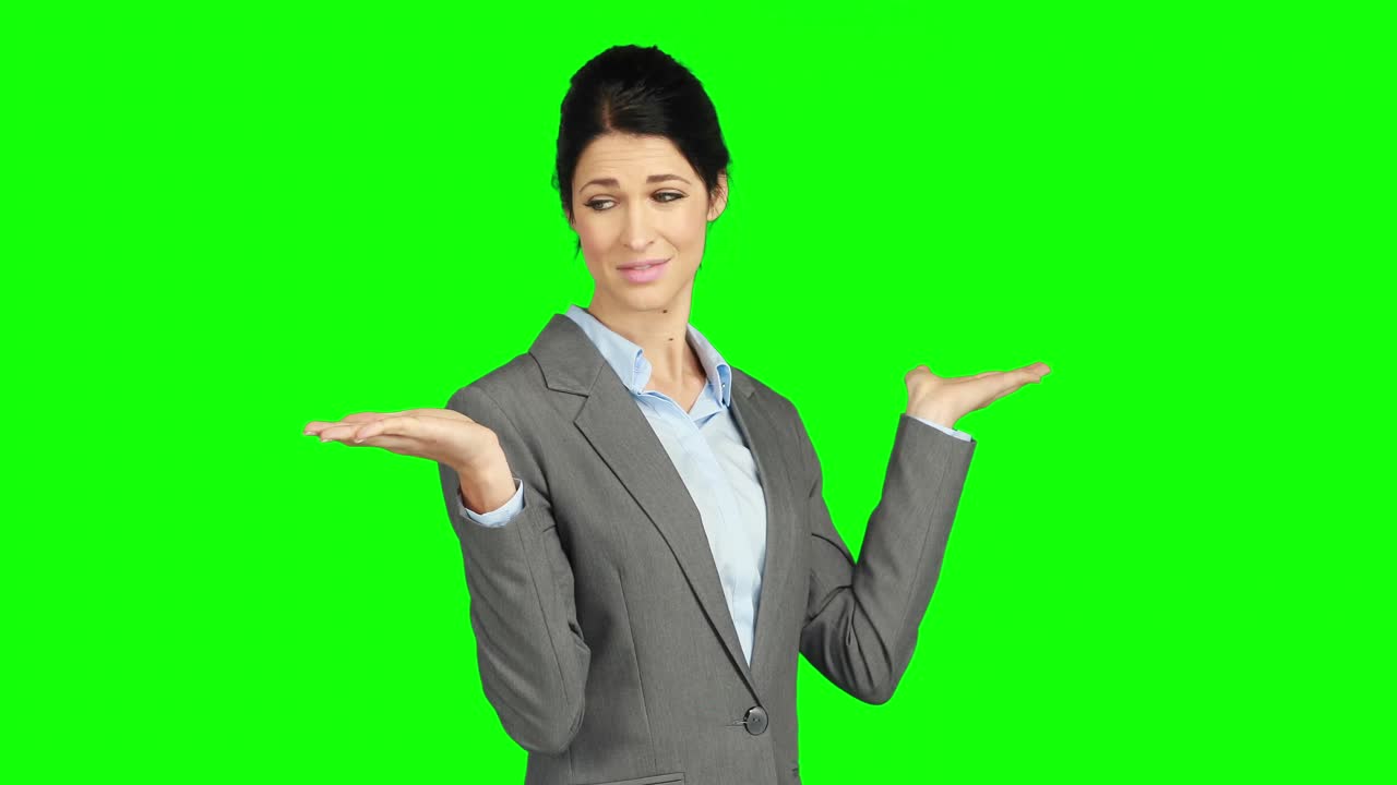 mujer de negocios presentando algo bonito