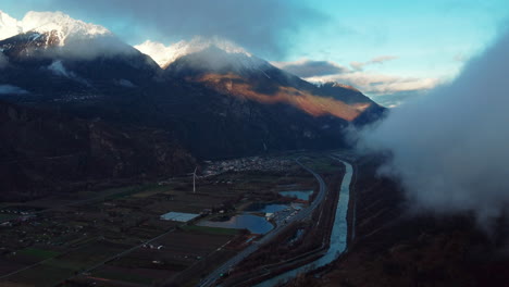 puesta de sol aérea en las montañas a lo largo del río ródano