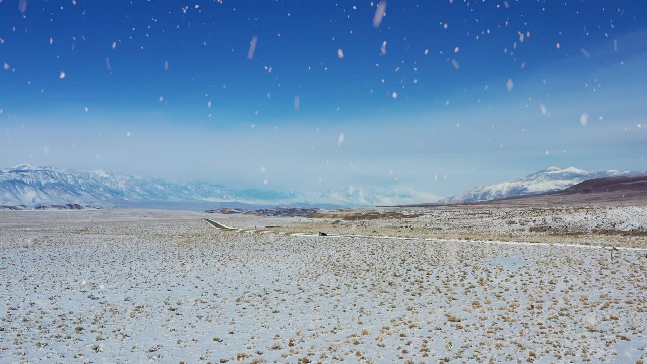눈이 많이 내리는 시골 도로와 겨울 사막, 공중 사진