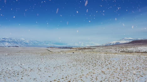 carretera de campo y desierto de invierno durante fuertes nevadas, vista aérea