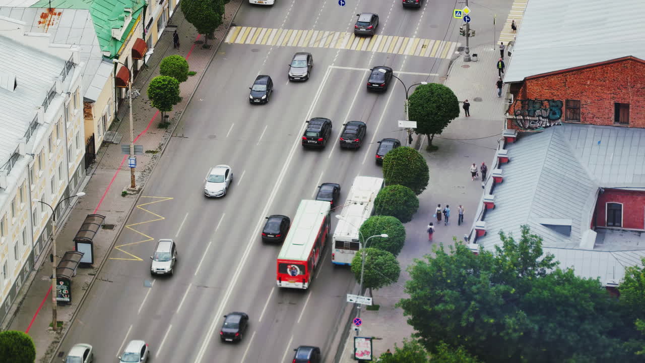 교통과 보행자 들 이 있는 도시 거리 의 높은 각도 광경