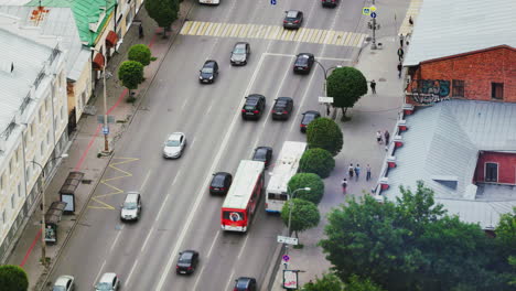 vista de ángulo alto de una calle de la ciudad con tráfico y peatones