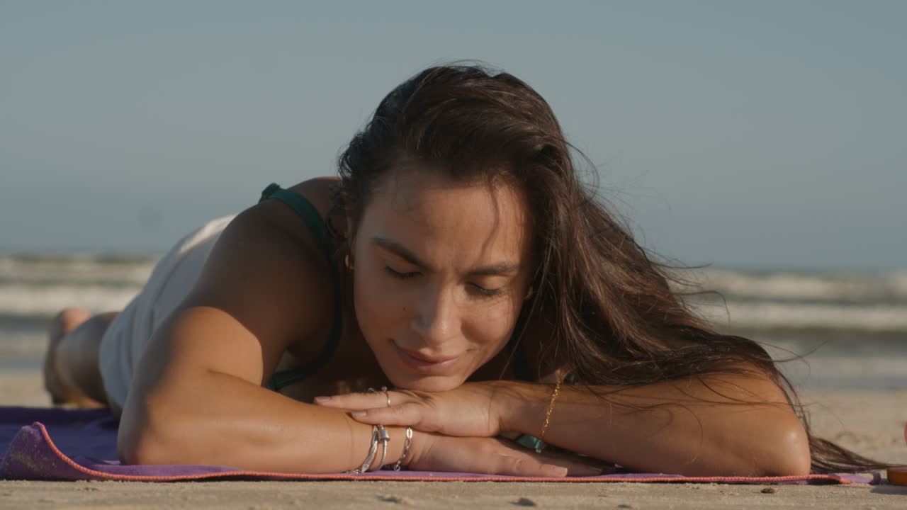 mujer joven tomando el sol.