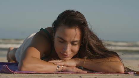 mujer joven tomando el sol.