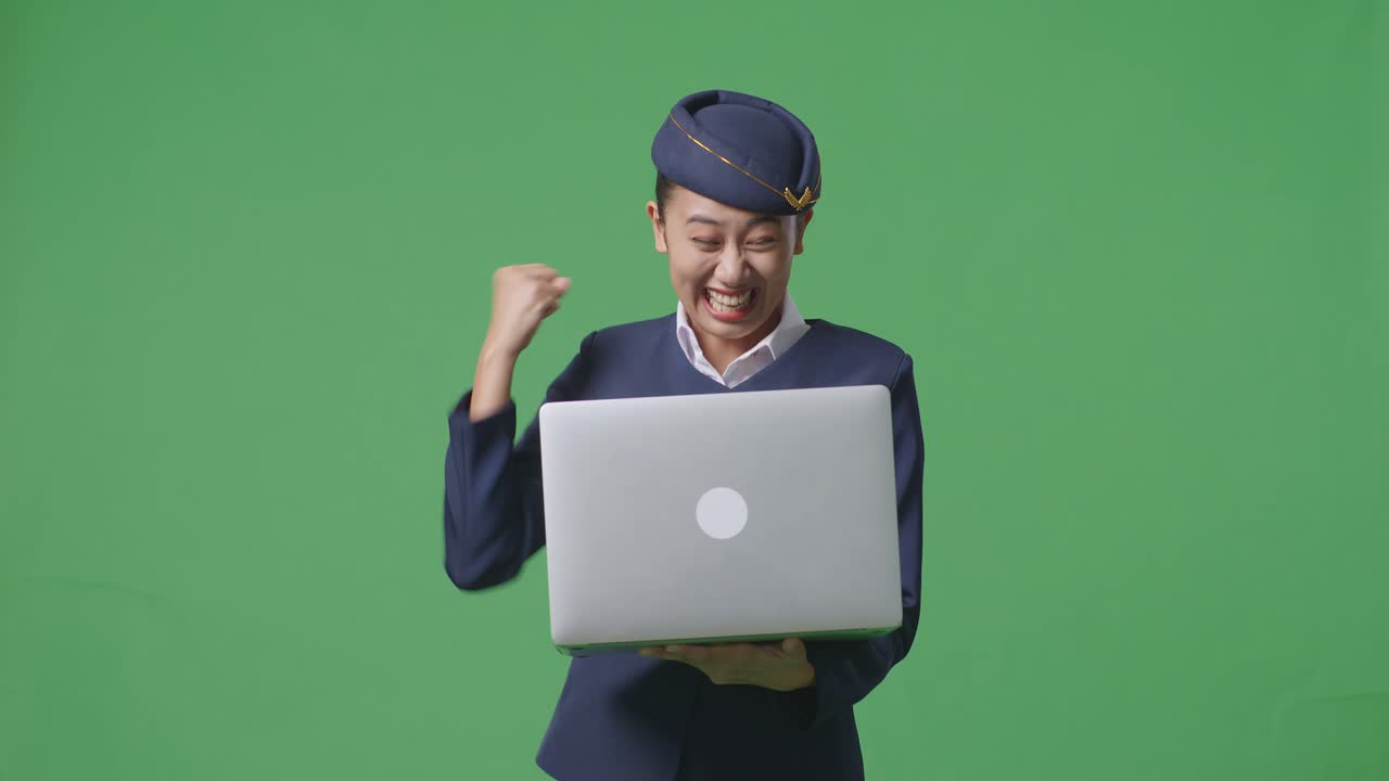 노트북 으로 성공 을 축하 하는 흥분 한 승무원