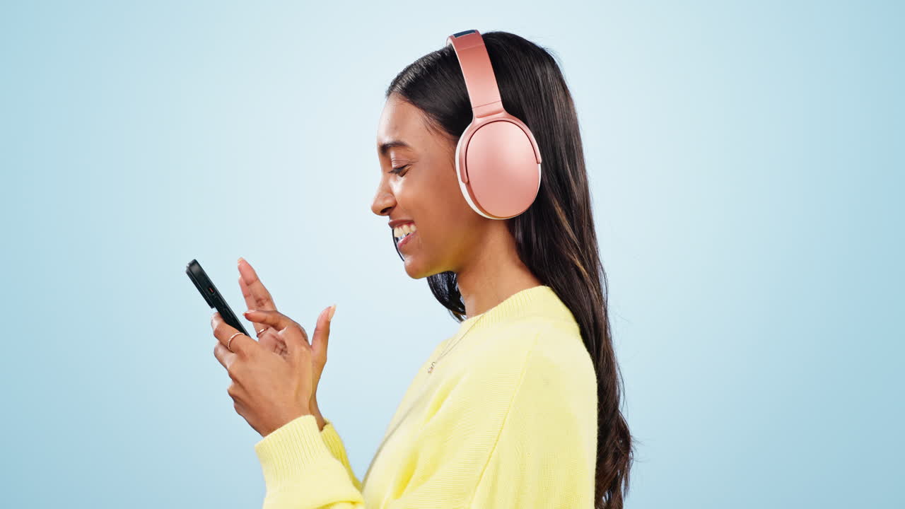 App mobile, cuffie o donna felice in studio