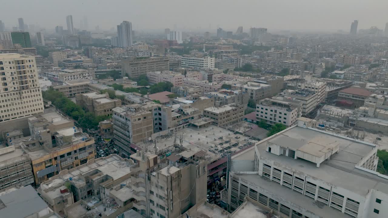 tomada de drone de saddar karachi en tiempo de niebla