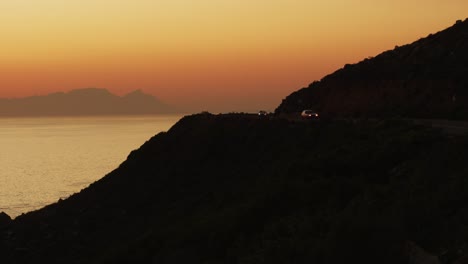 Video-Mit-Wunderschönem-Blick-Auf-Den-Sonnenuntergang-über-Der-Felsigen-Küste