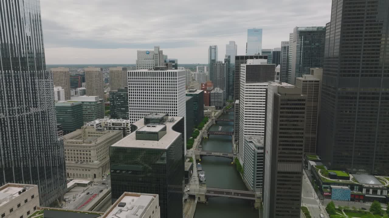 área de negocios moderna con edificios de vidrio