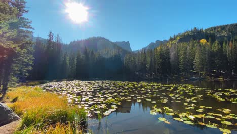 Vistas-Del-Lago-Ninfa-En-La-Caminata-Hacia-El-Lago-Esmeralda-En-El-Parque-Nacional-De-Las-Montañas-Rocosas