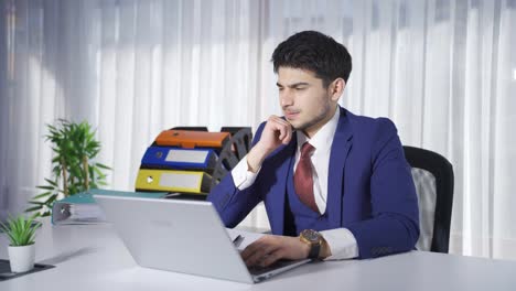 Ein-Erfolgreicher-Junger-Geschäftsmann,-Der-In-Seinem-Büro-Am-Laptop-Arbeitet,-Freut-Sich,-Gute-Nachrichten-Machen-Ihn-Glücklich.