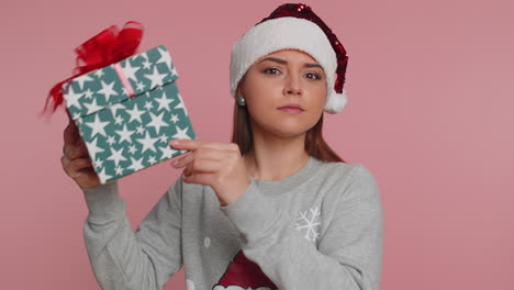 mujer confundida celebra la navidad sacudiendo la entrega de cajas de regalo de navidad envueltas, adivina qué hay dentro