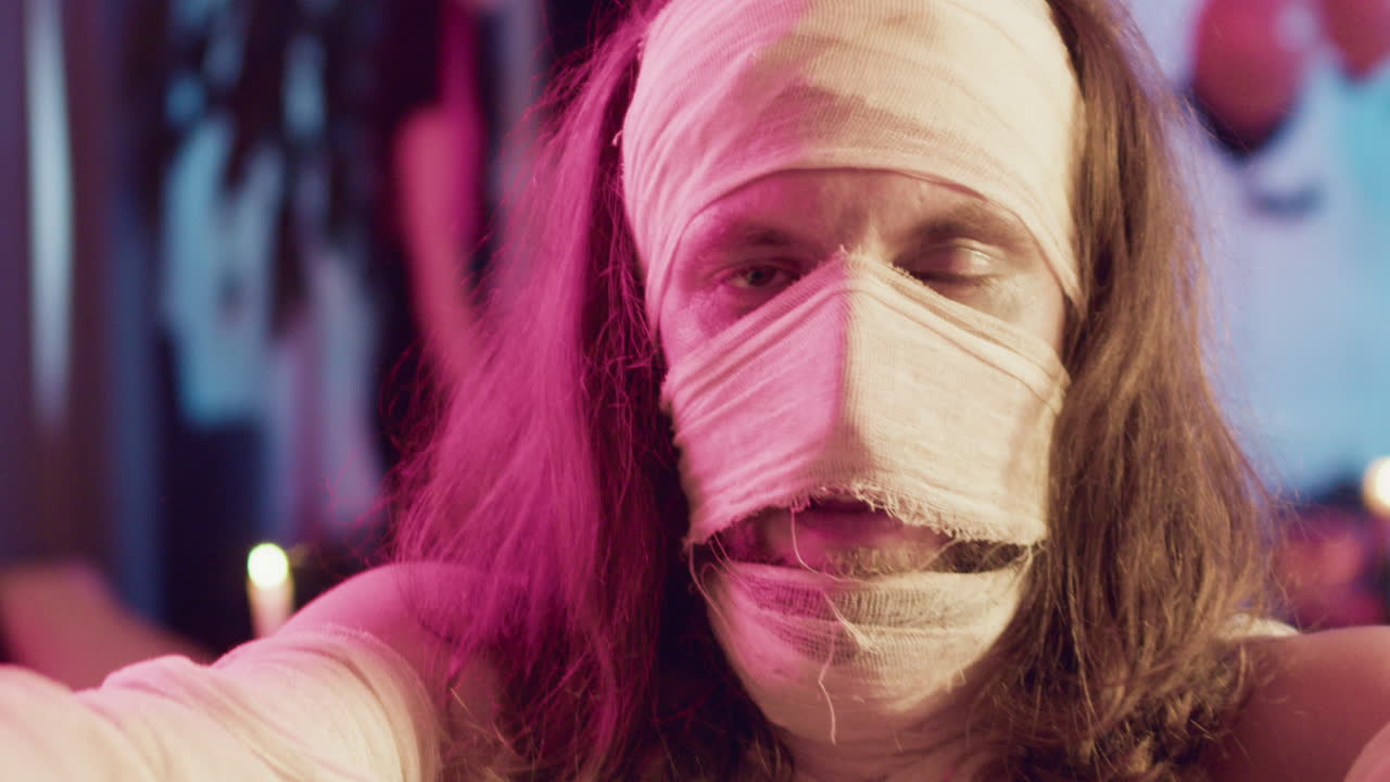 할로윈 파티에 있는 남자