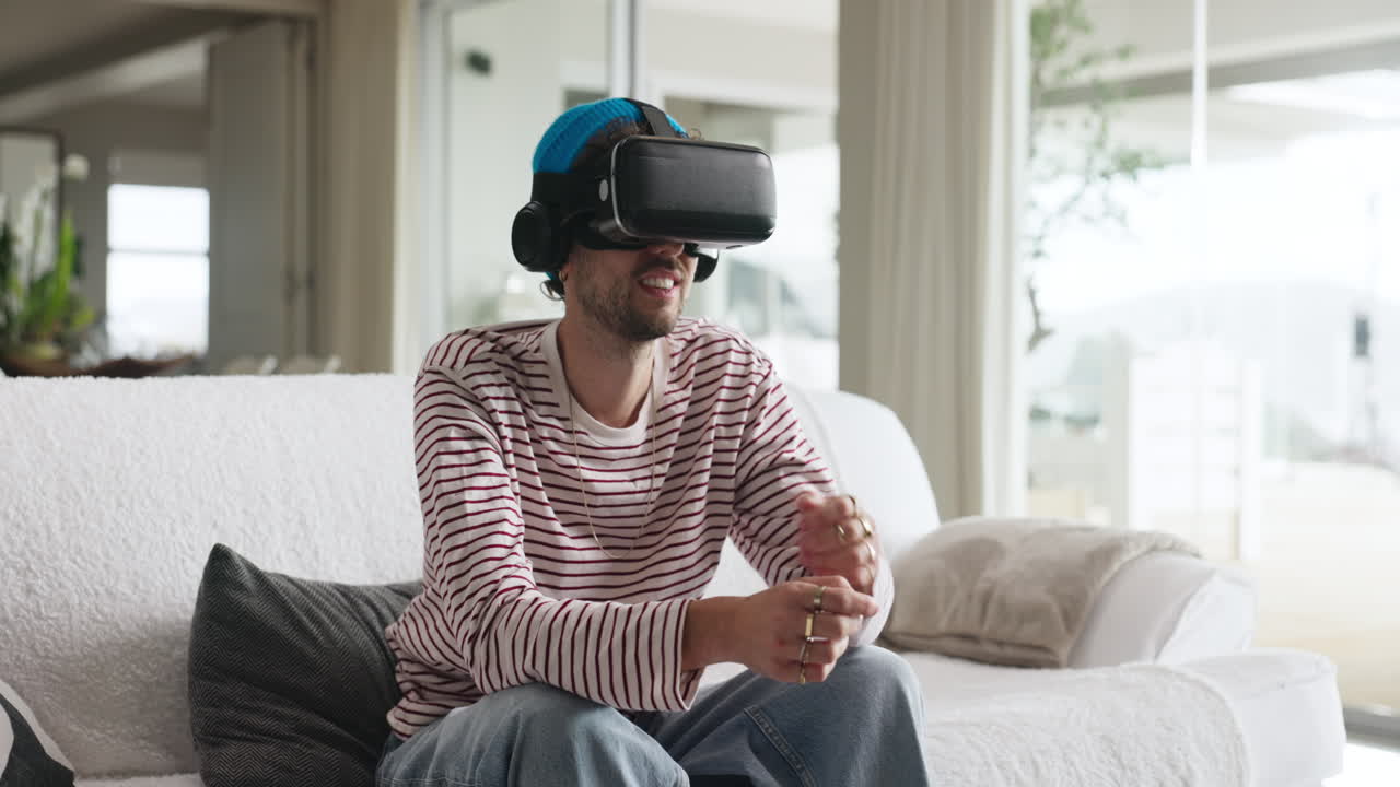 Uomo che utilizza un visore per la realtà virtuale sul divano