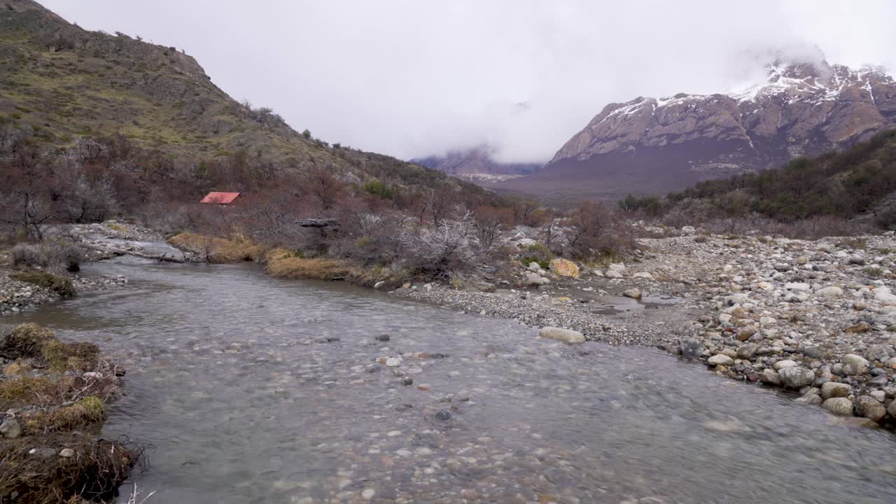 pesadas nubes cubren las montañas que se elevan sobre el río blanco en el parque nacional fitz roy argentina