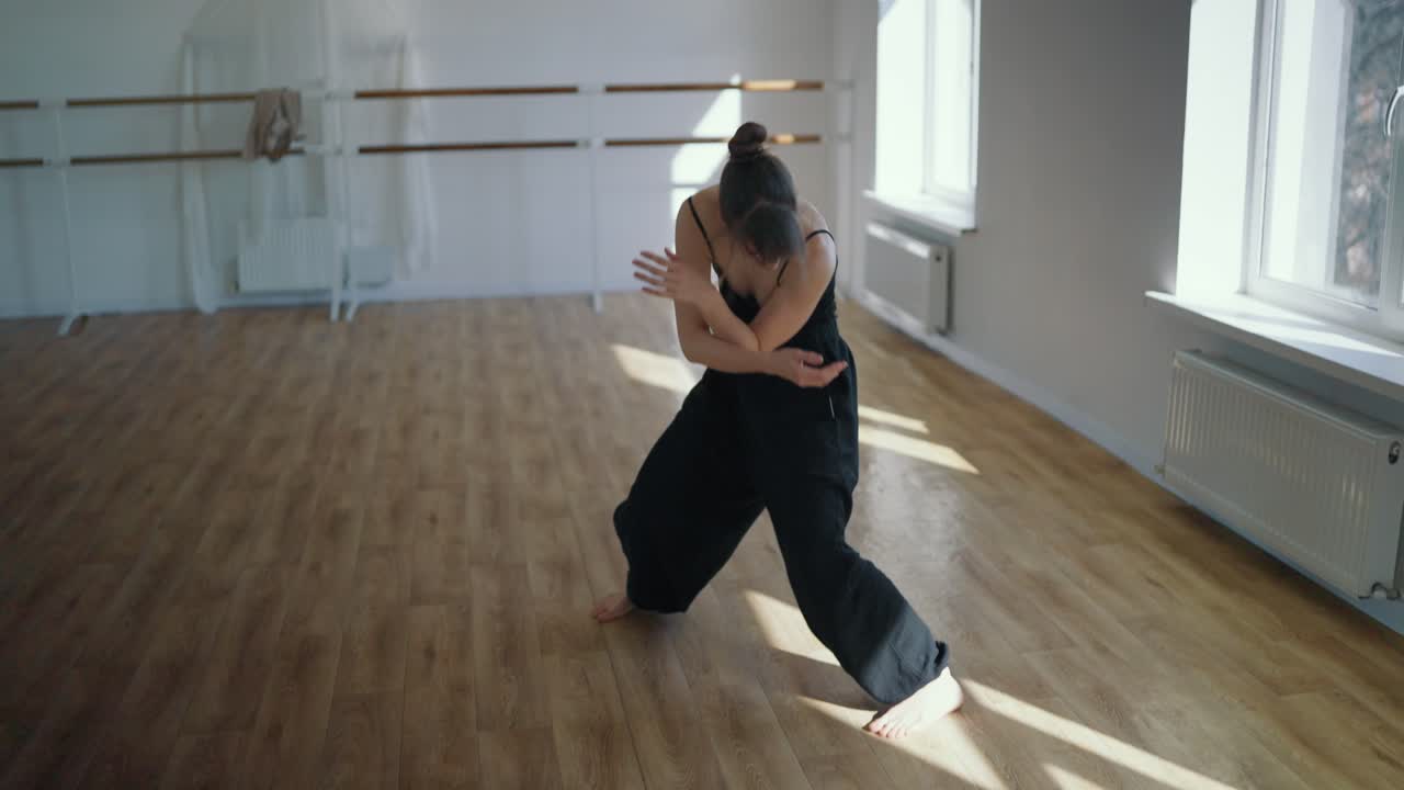 Una donna che balla in uno studio